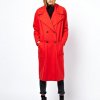 Herreinspireret og let skulpturel rød frakke -  Fundet hos: Asos.com - Inspiration 2013: Den lange frakke