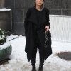 Gennemført rent og sort oversized look med den lange frakke og de rå støvler som bærende detaljer. - Copenhagen Fashion Week: Gademode