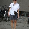 Keep it simple med klassisk skjorte og flade sneakers. - Copenhagen Fashion Week: Gademode