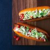 http://www.foodandwine.com/recipes/blt-hot-dogs-caraway-remoulade - 10 toppings, der vil gøre det sjovere at grille hotdogs denne sommer 