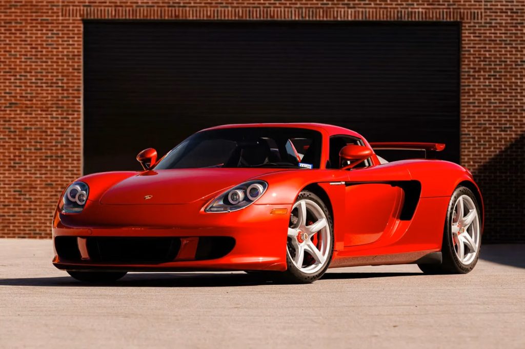 Porsche Carrera GT i Ferrari-rød skal under hammeren – og ja, bilpuristerne får nok lidt kaffen galt i halsen