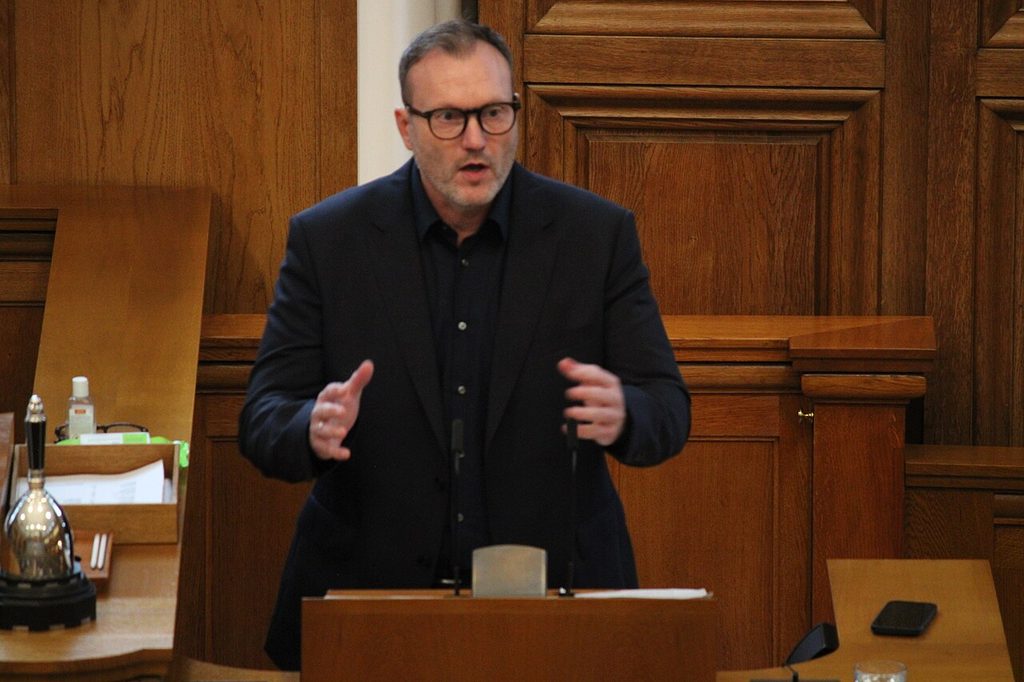 “Flertallet af kvinder har en samfundsdestruktiv holdning”, siger partileder